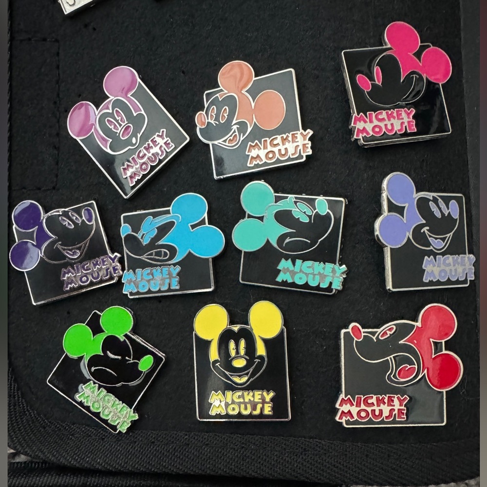 DISNEY MICKEY EXPRESSIONS 10 pin trader set